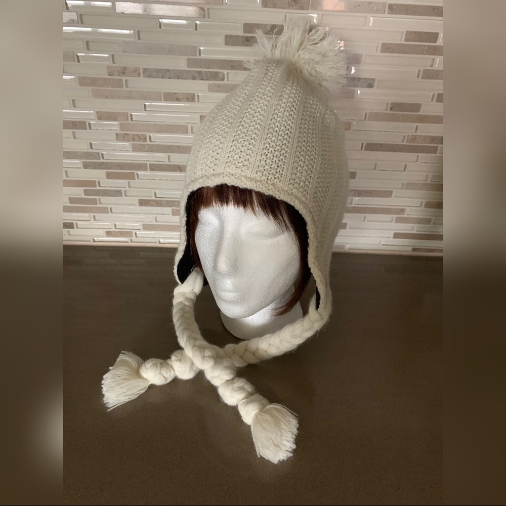 NWT Oakley Pom Pom Hat